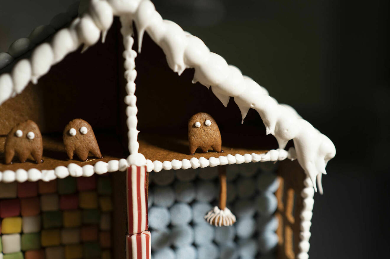 I Teas dockhus i pepparkaka bor det små julspöken på vinden.