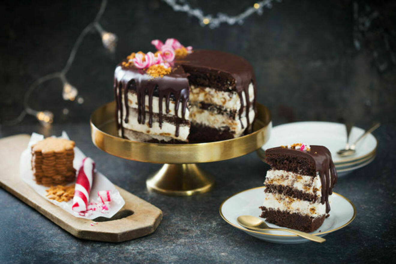 Imponera med julens maffigaste chokladtryffeltårta med pepparkakor