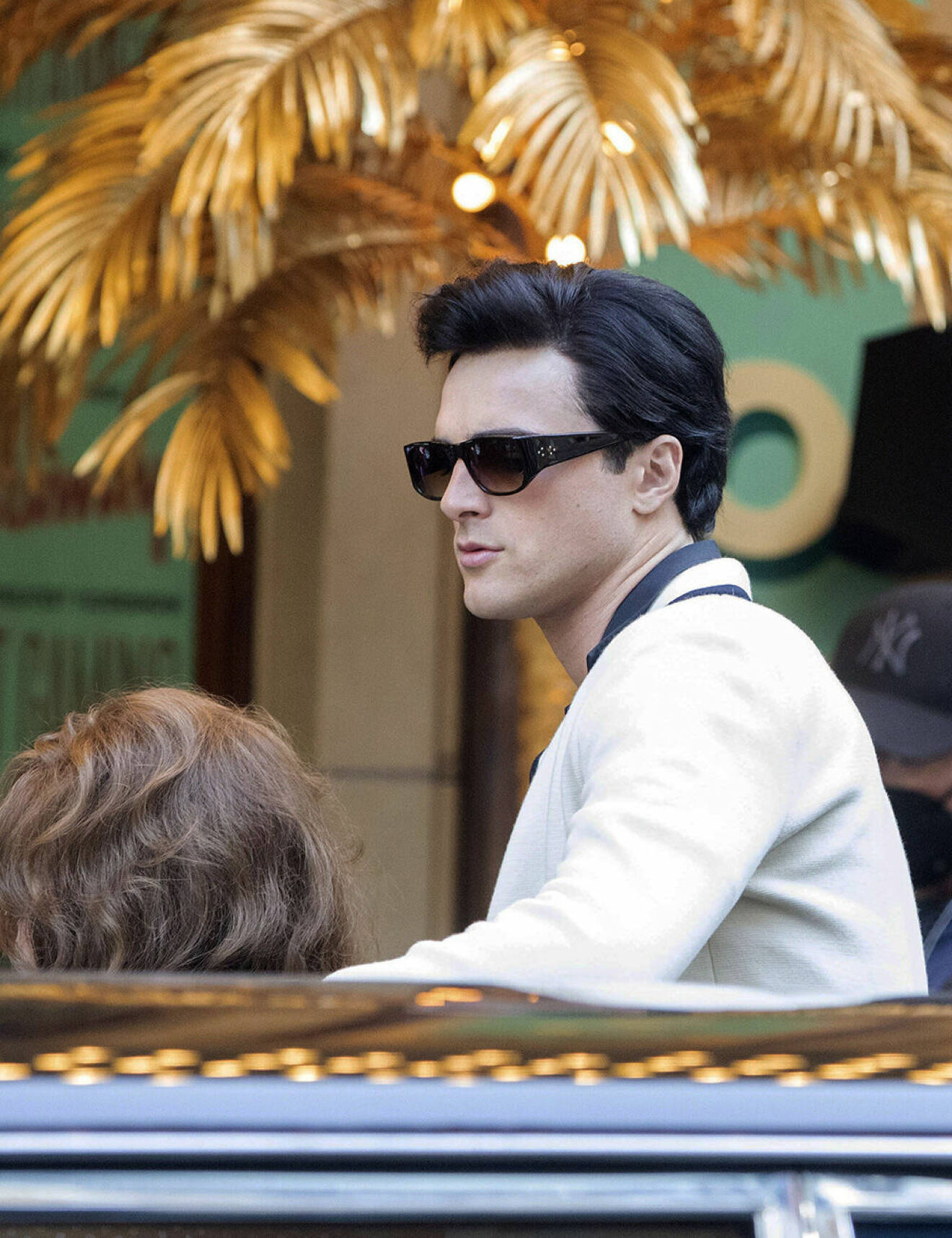 Elordi bär en vit kavaj med svarta detaljer och den klassiska frisyren som Elvis bar.