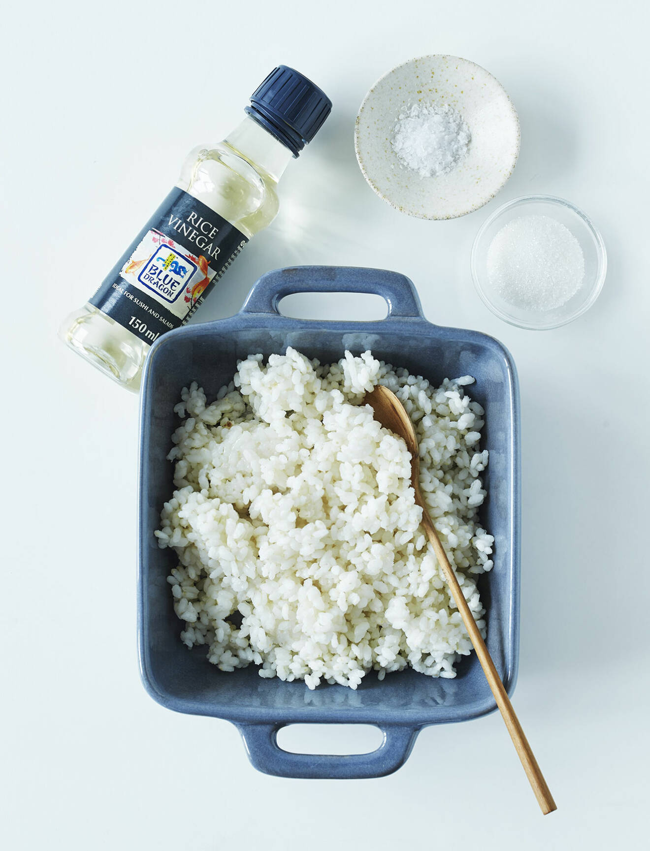 Steg 1 – koka sushiriset. När det är klart blanda med vinäger, socker och salt och låt svalna.