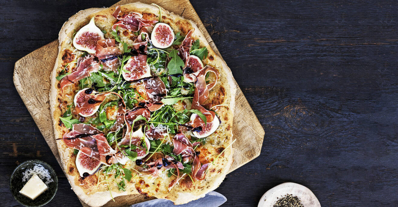 Recept på pizza med serranoskinka, rucola och fikon