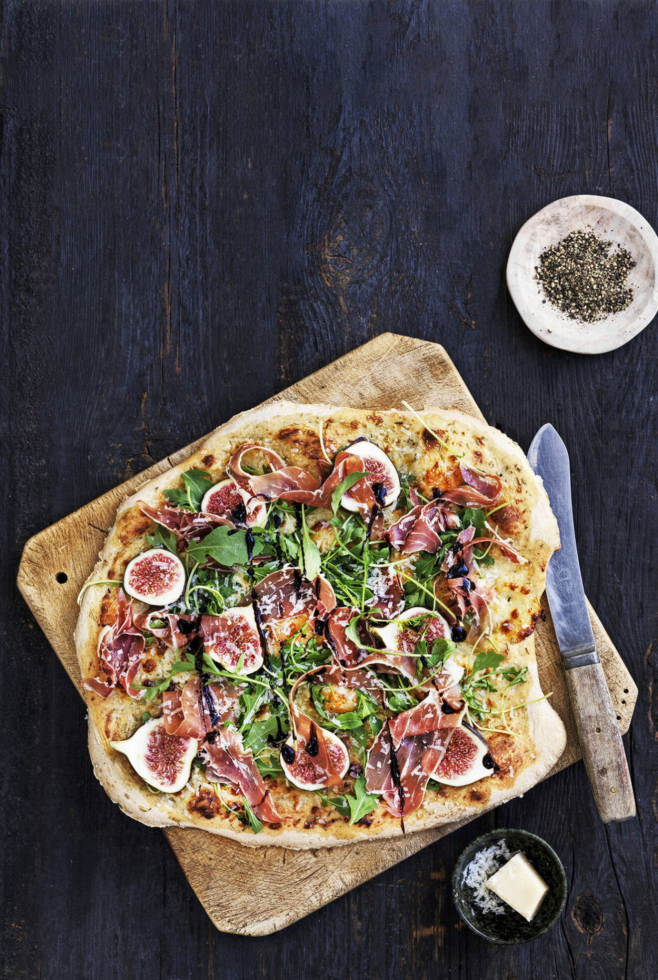 Festlig pizza med serranoskinka, rucola och fikon
