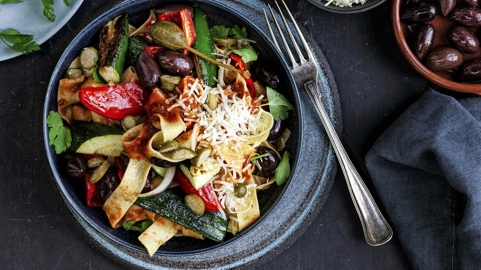 Vegetarisk pasta med paprikapesto, grönsaker och oliver | ELLE