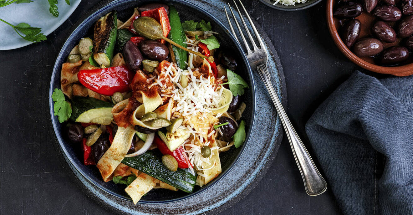 Recept på pasta med paprikapesto, grönsaker och oliver
