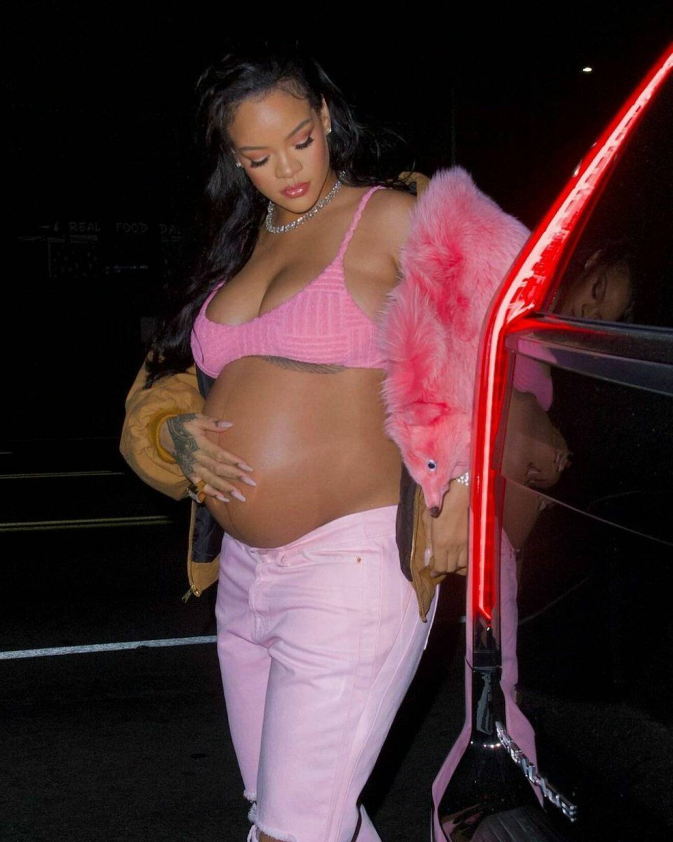 Rihanna i rosa behå