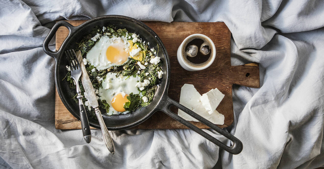 Recept på bakade ägg med grönkål och fetaost