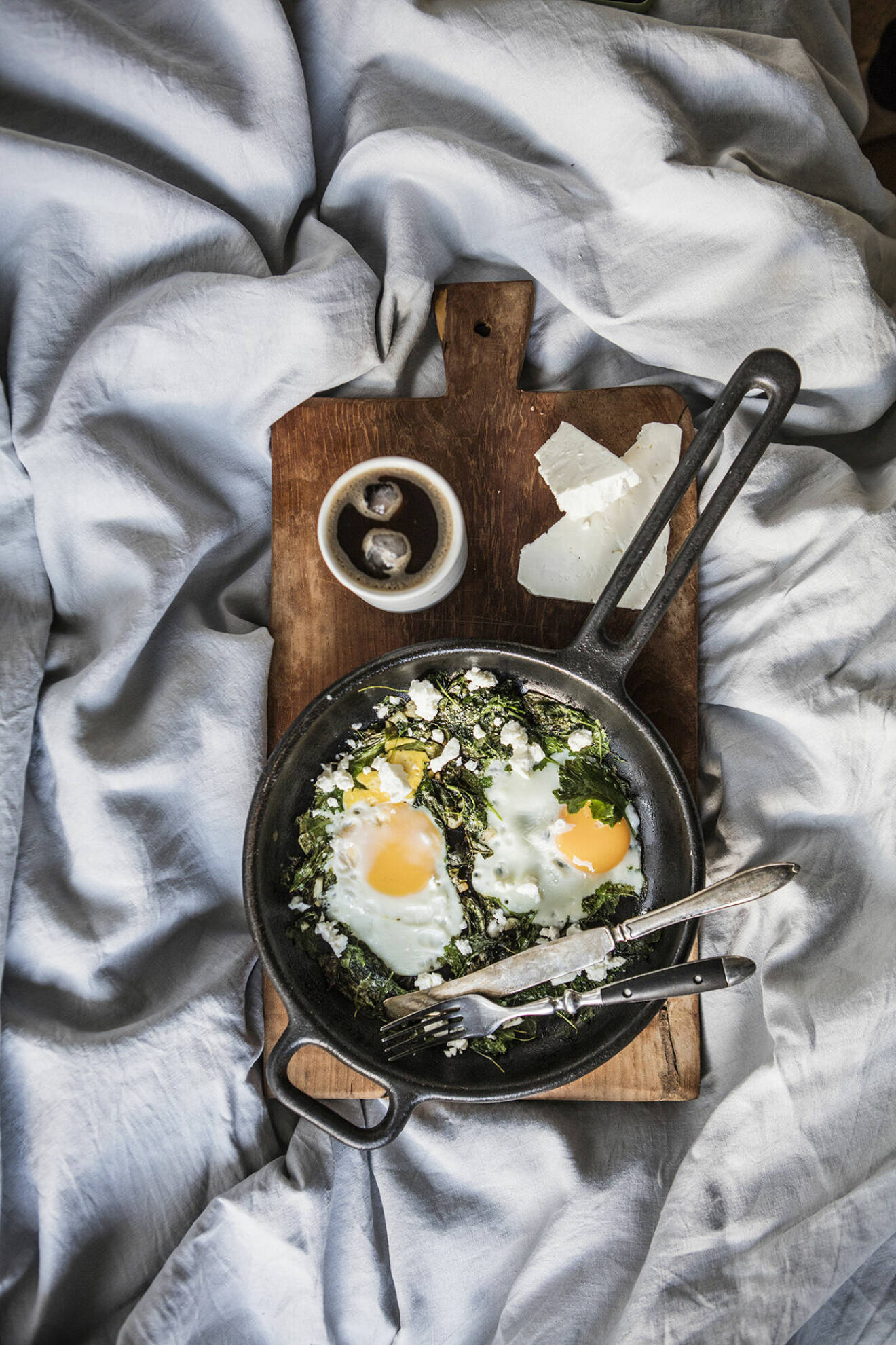 Bakade ägg med grönkål och fetaost är en frukost man står sig på