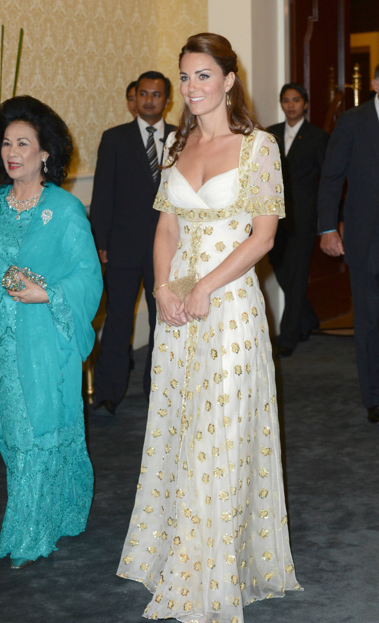Kate Middleton återanvänder guldbroderad klänning