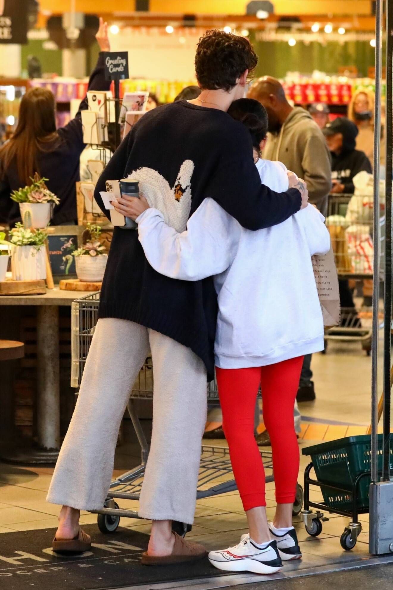 Shawn Mendes och Jocelyne Miranda kramas i en matbutik i Los Angeles