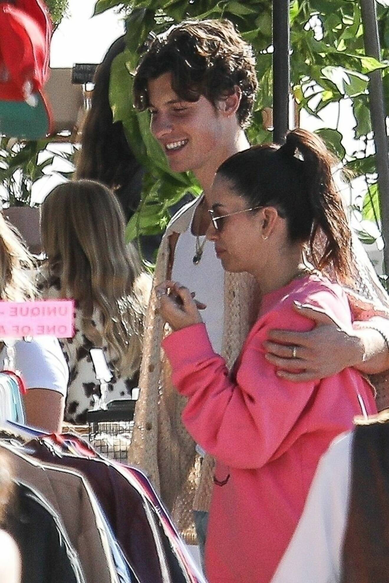 Shawn Mendes och Jocelyne på en marknad i West Hollywood