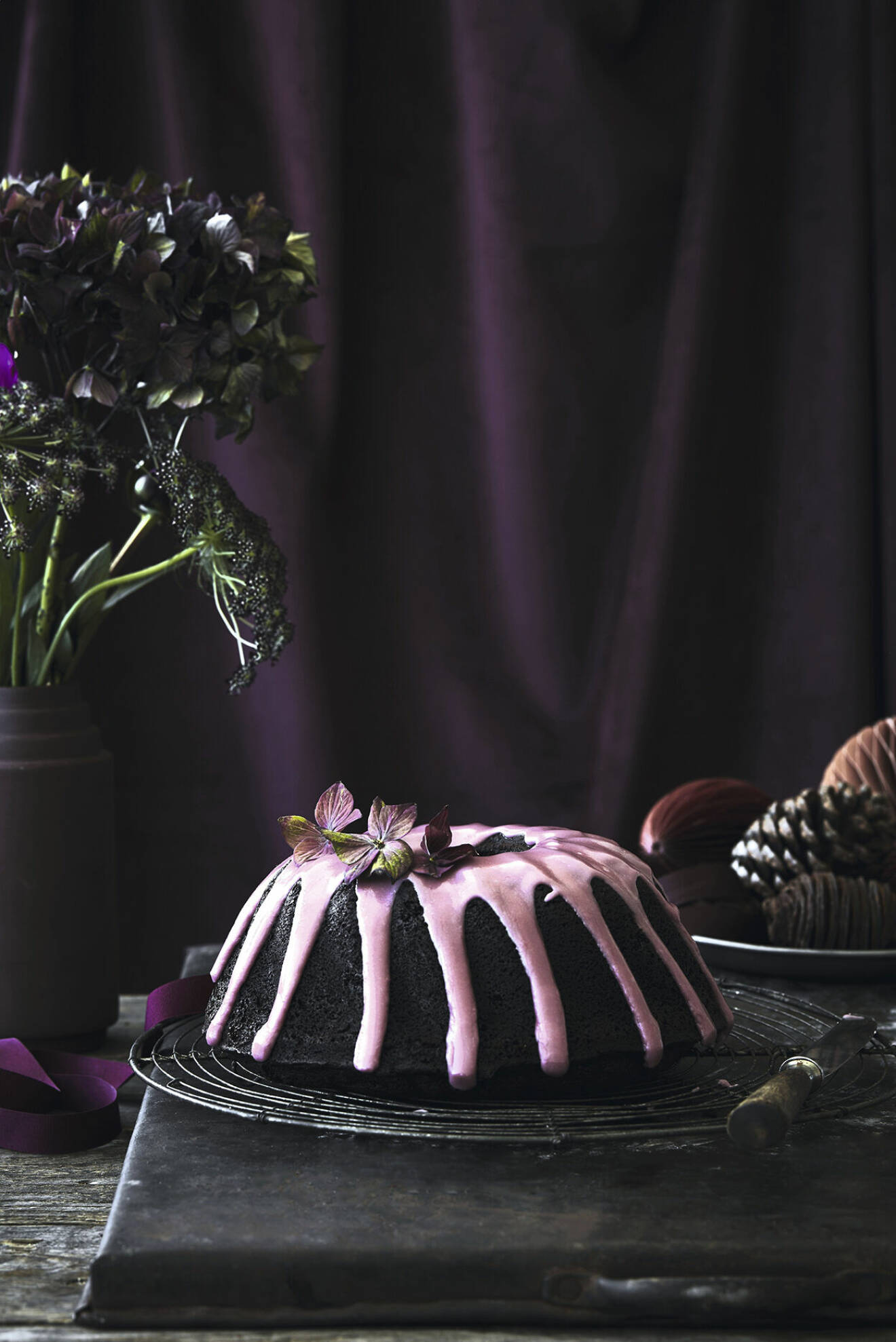 En enkel chokladkaka blir genast festfin med rosa glasyr och färska blommor.