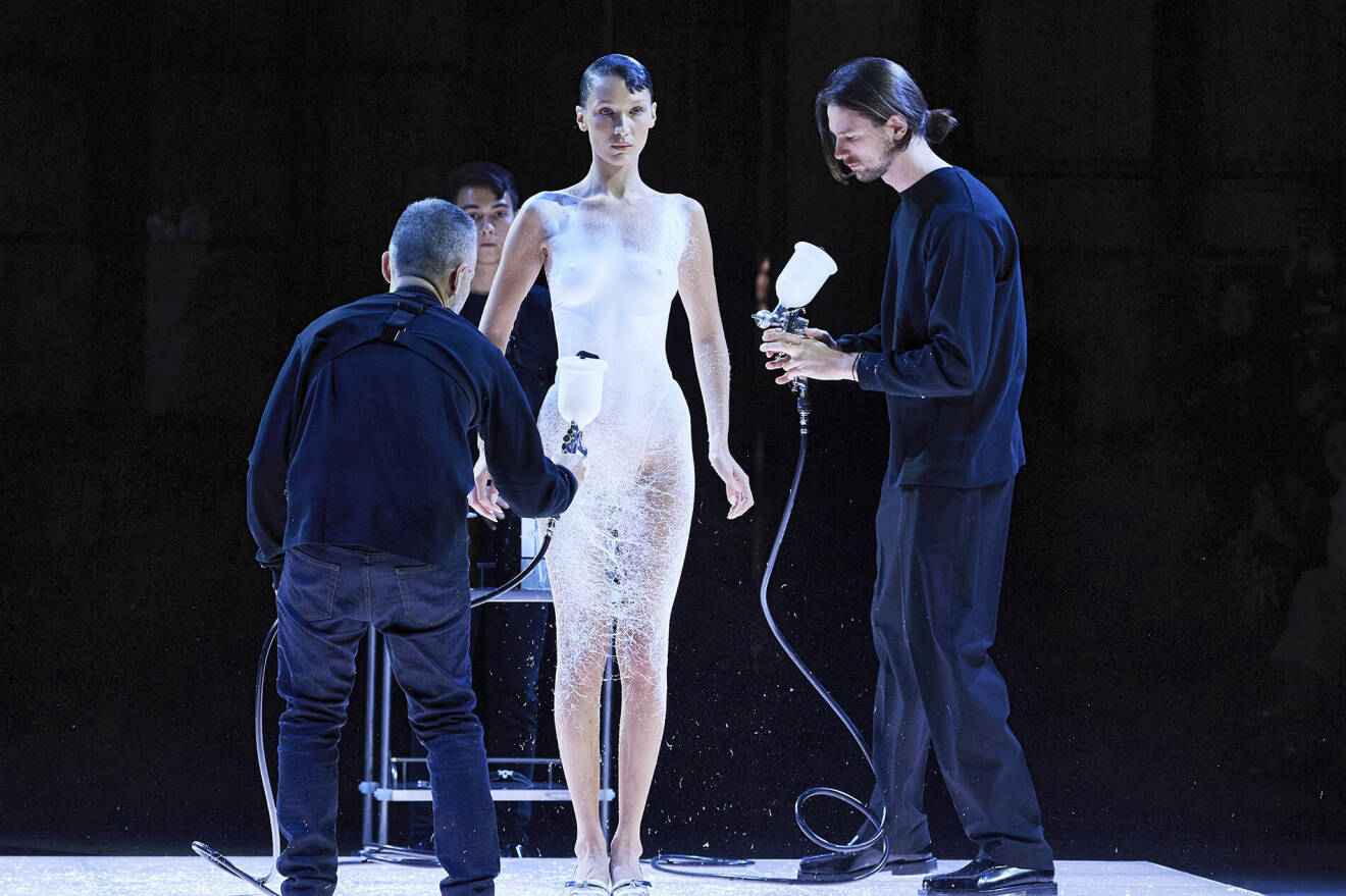 När Bella Hadid fick en futuristisk klänning spraymålad på sig är ett modeögonblick vi sent glömmer!