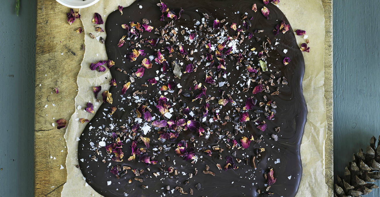 Recept på chokladbräck med flingsalt och rosenblad