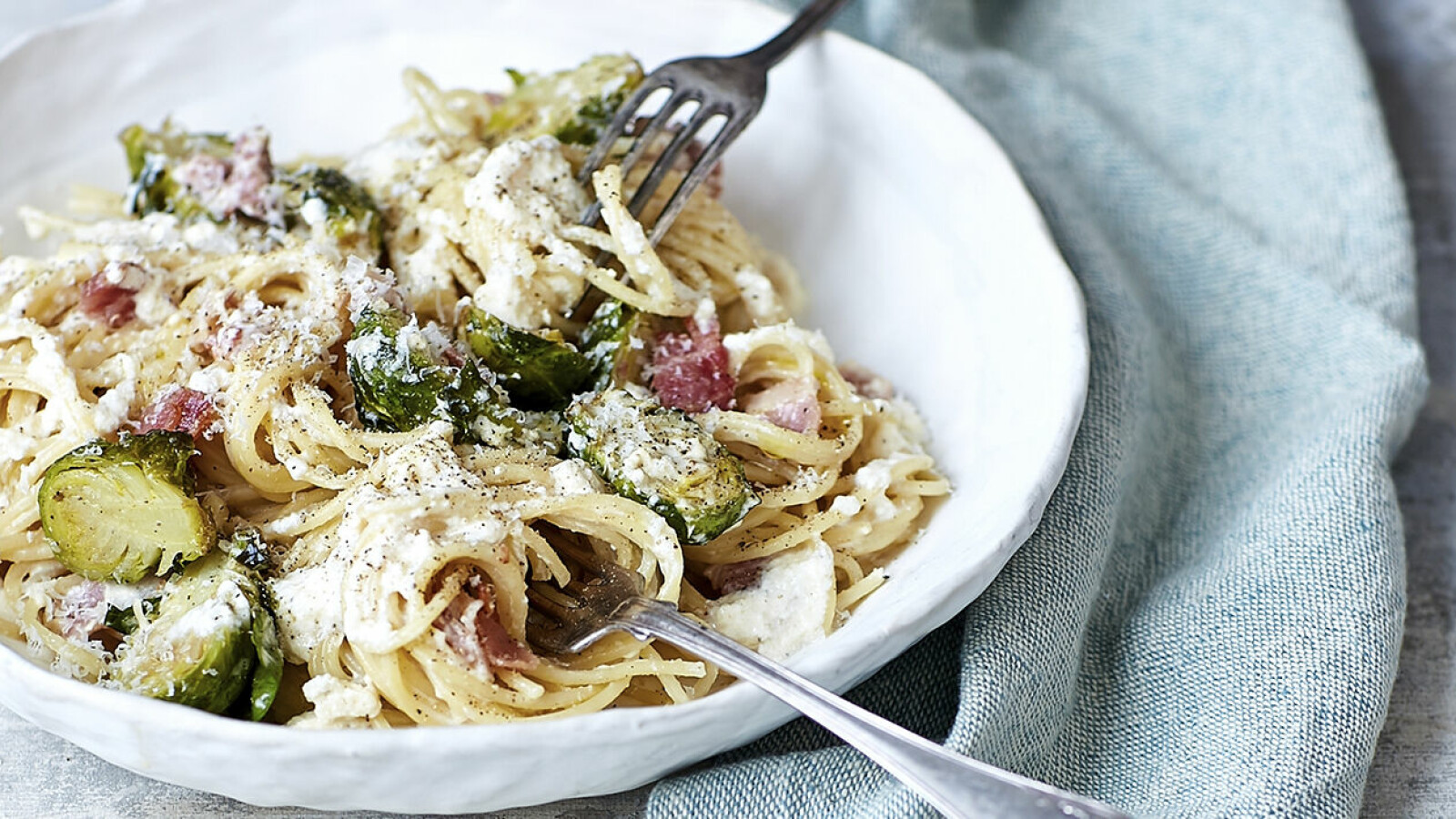 Pasta carbonara med skinka och rostad brysselkål | ELLE