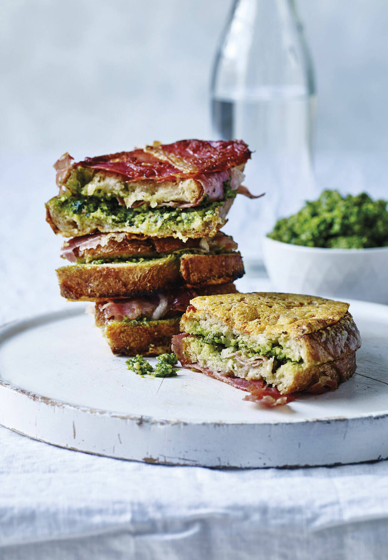 Unna dig en riktigt maxad toast med grönkålspesto