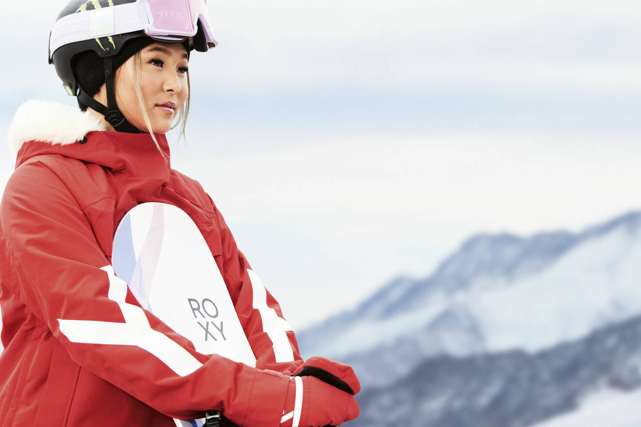 Den unga stjärnan Chloe Kim i backen med sin snowboard