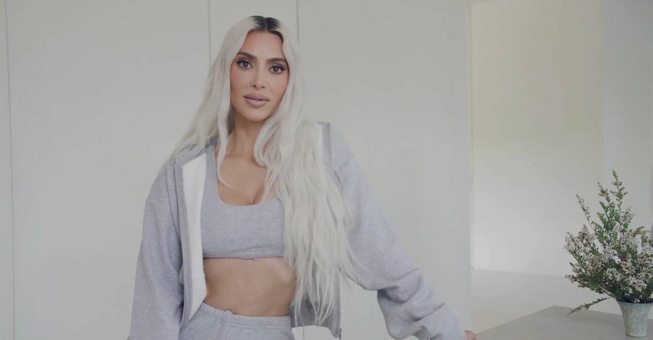 Kim Kardashians neutrala toner gäller både klädsel och inredning.