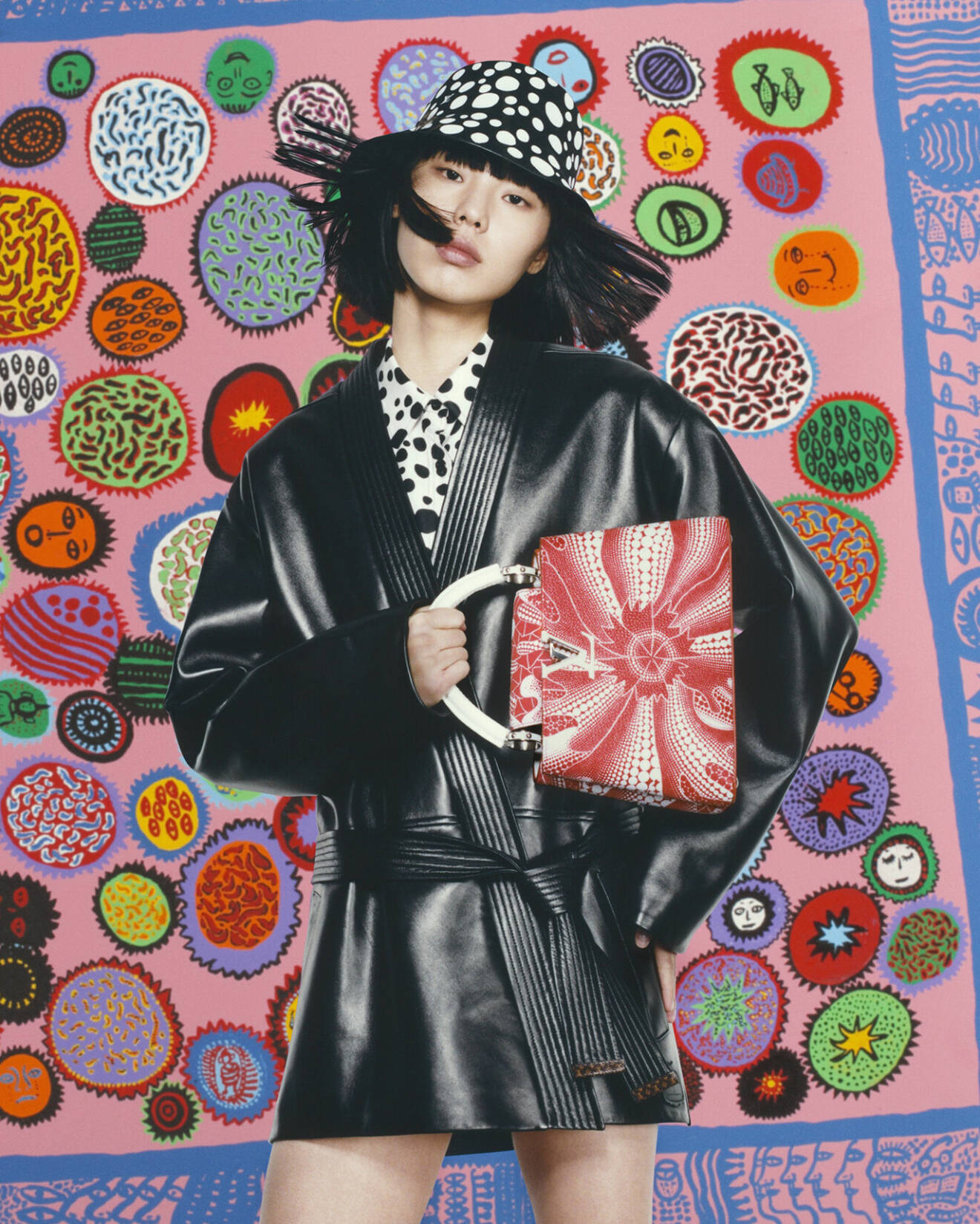 Kusama och Vuitton har samarbetat redan 2012, denna gång har konstnären fått fritt spelrum.