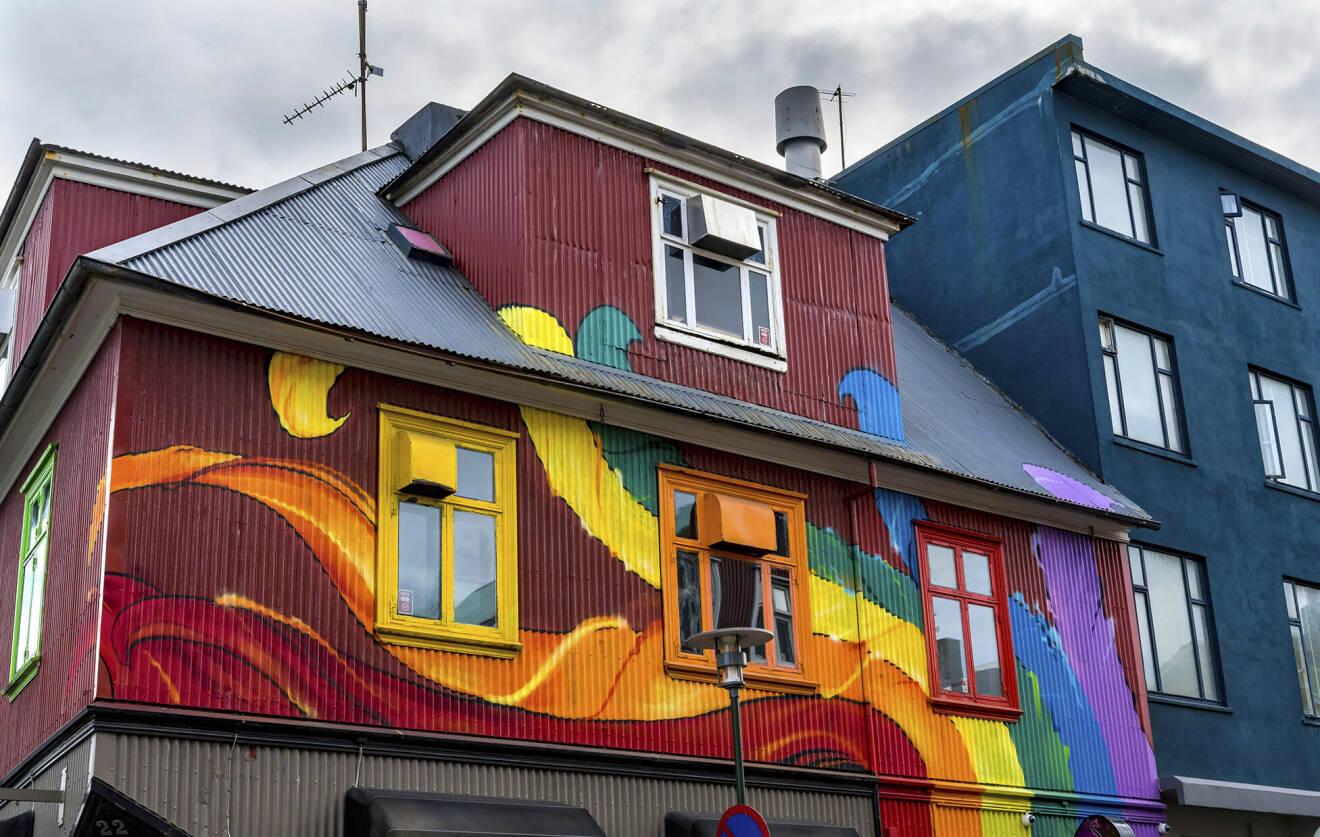 Färgstark gata i Reykjavik.