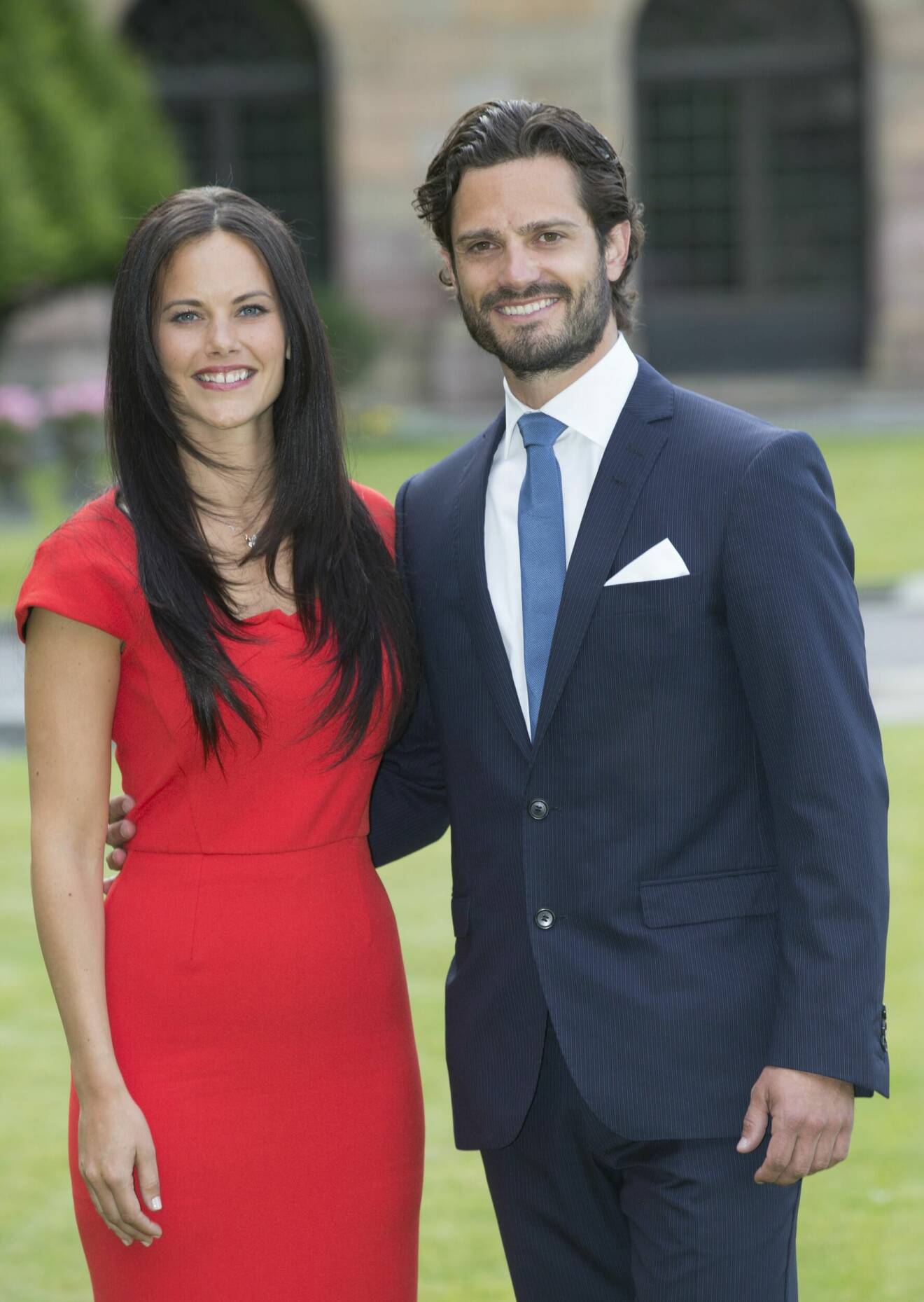 Sofia röd klänning förlovning prins Carl Philip