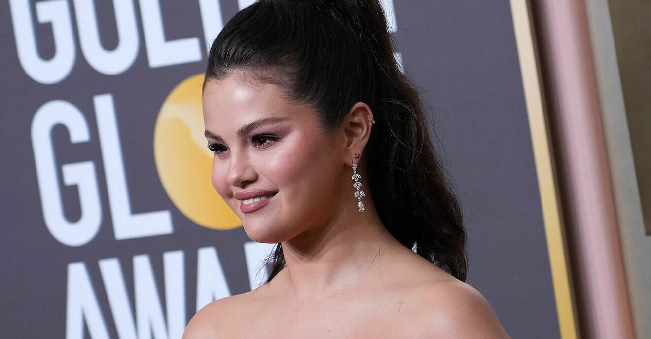 Se bilderna på Selena Gomez som visar upp öronpiercingarna under Golden Globe