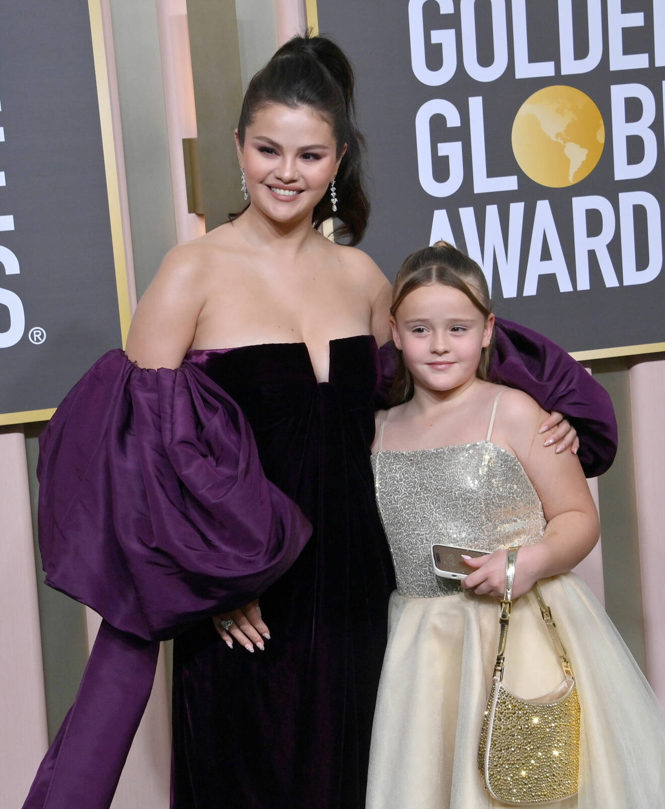 Systrarna Selena Gomez och Gracie Elliott Teefey på röda mattan.