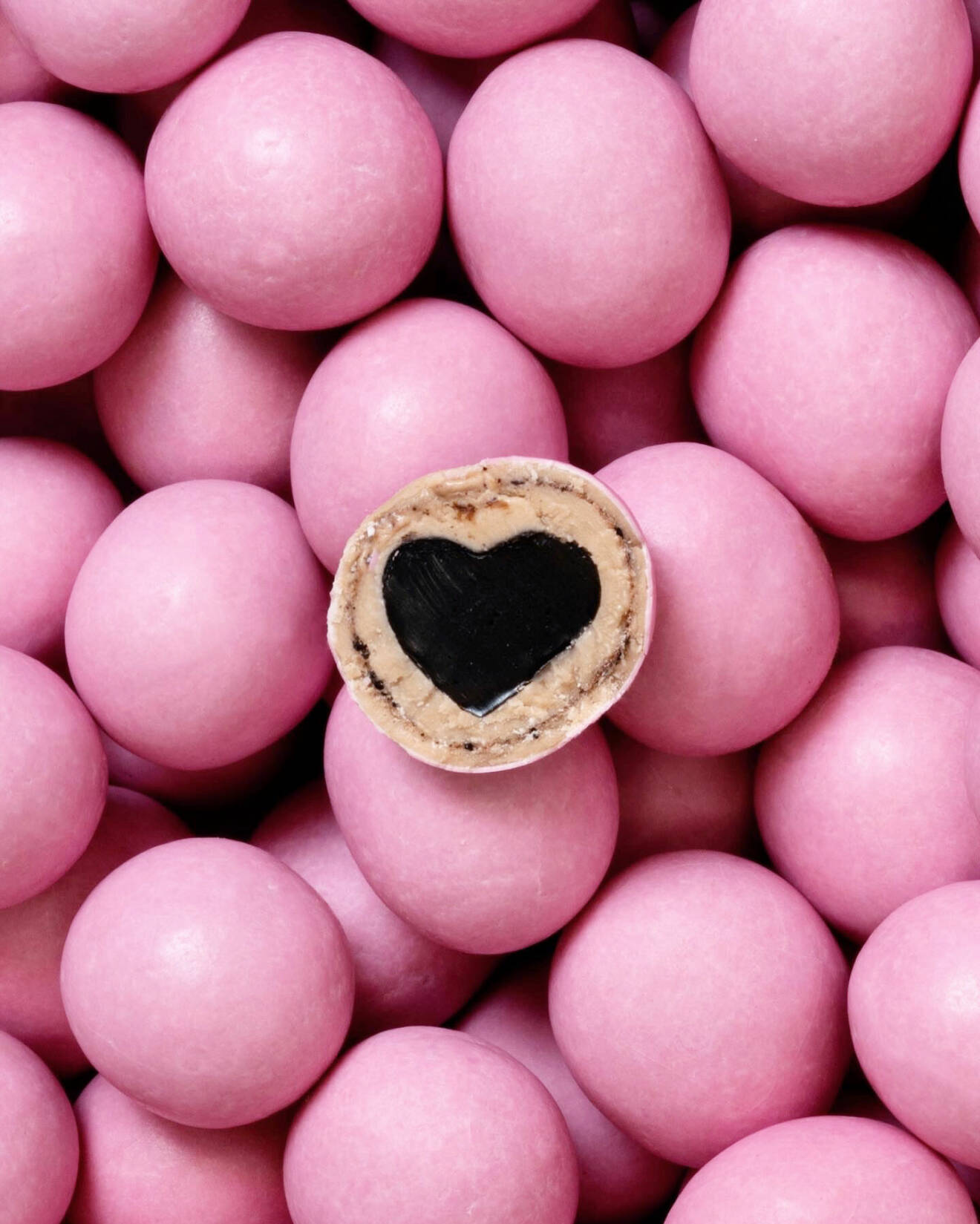 I varje chokladdragerad liten godbit gömmer sig en lakritskärna i form av ett hjärta