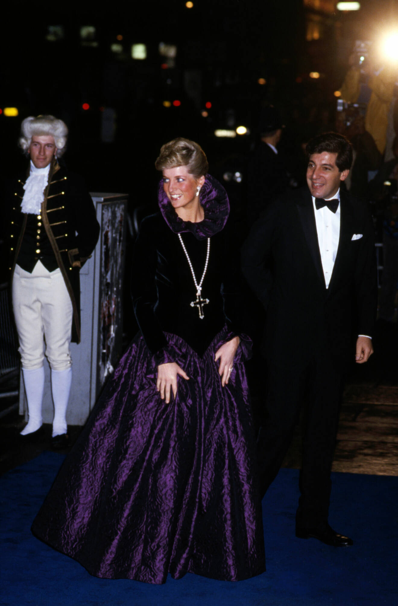 Diana bär halsband som nu köpts av Kim Kardashian 1987