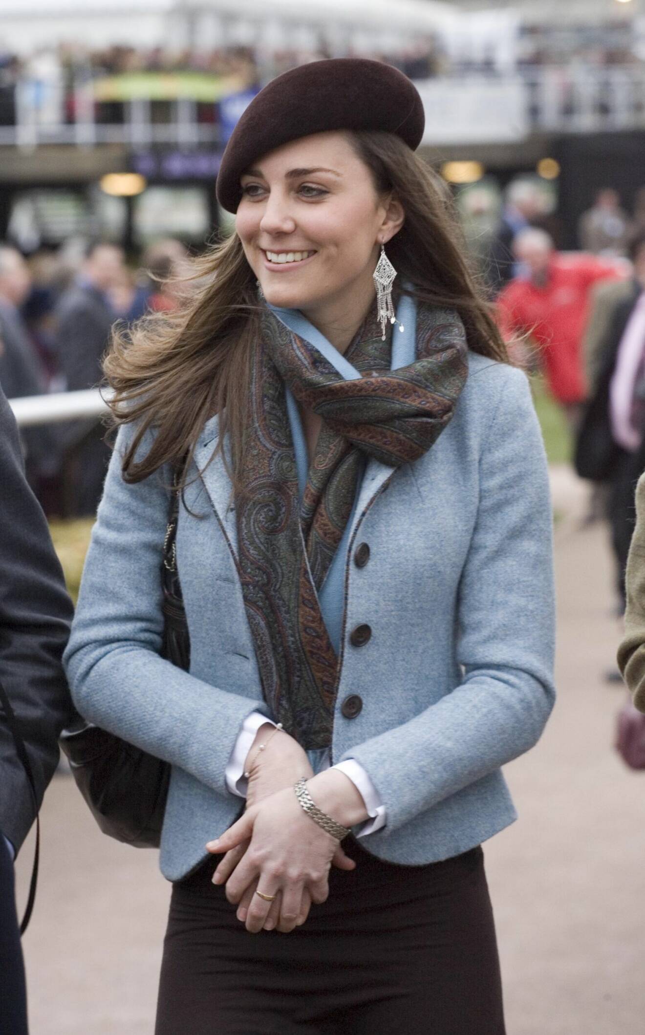 Så klädde sig Kate Middleton innan hon blev kunglig – blå kavaj och brun basker.