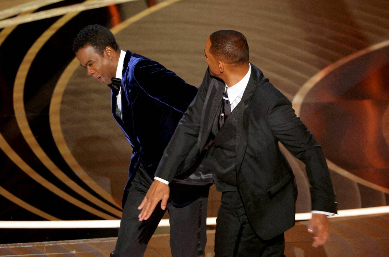 Will Smith slår Chris Rock på Oscarsgalan 2022