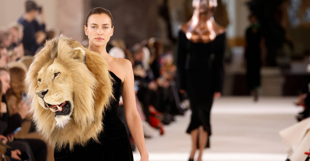 Därför blev Schiaparellis visning en snackis på haute couture-veckan
