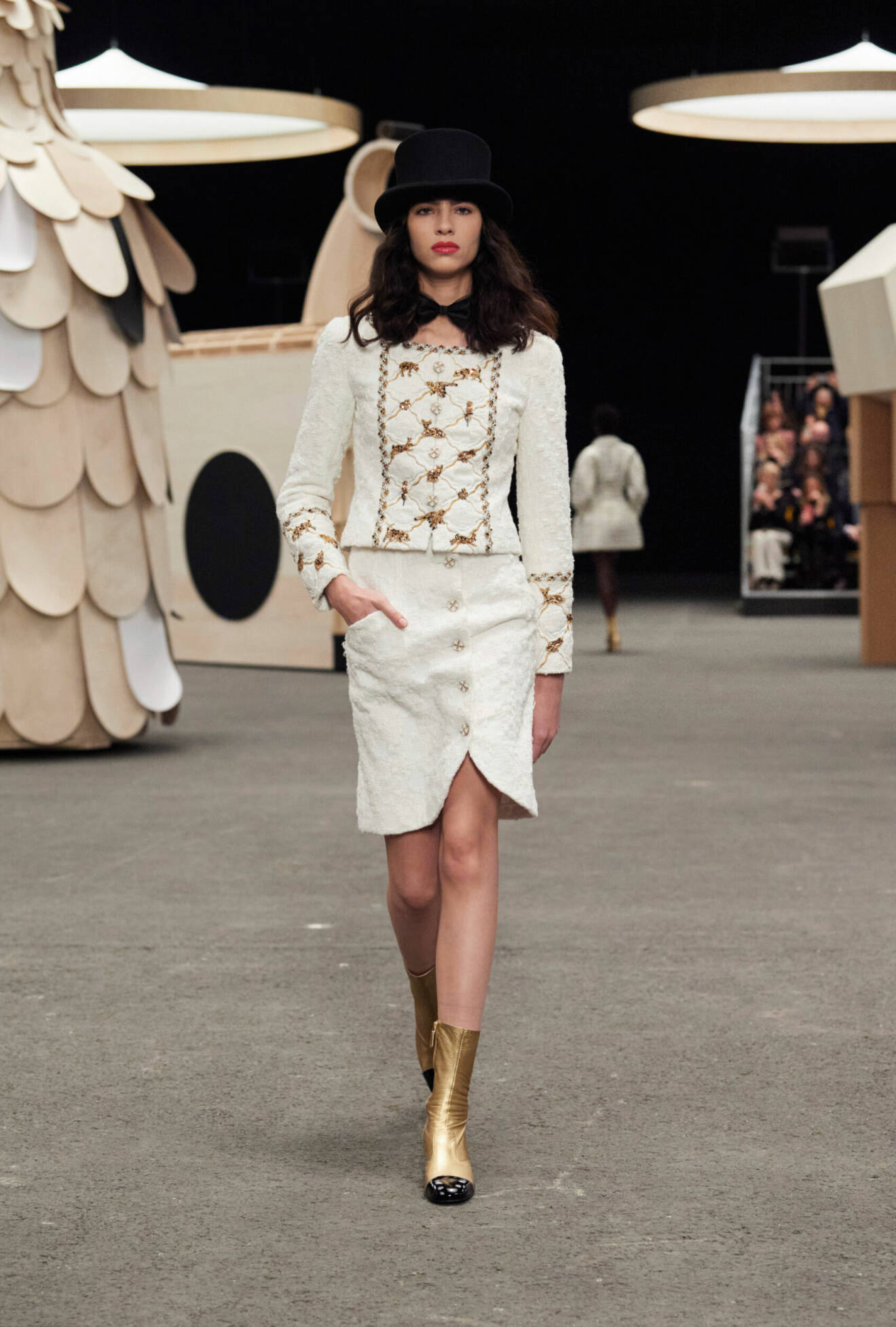 Kavaj och kjol hos Chanel SS23 haute couture.