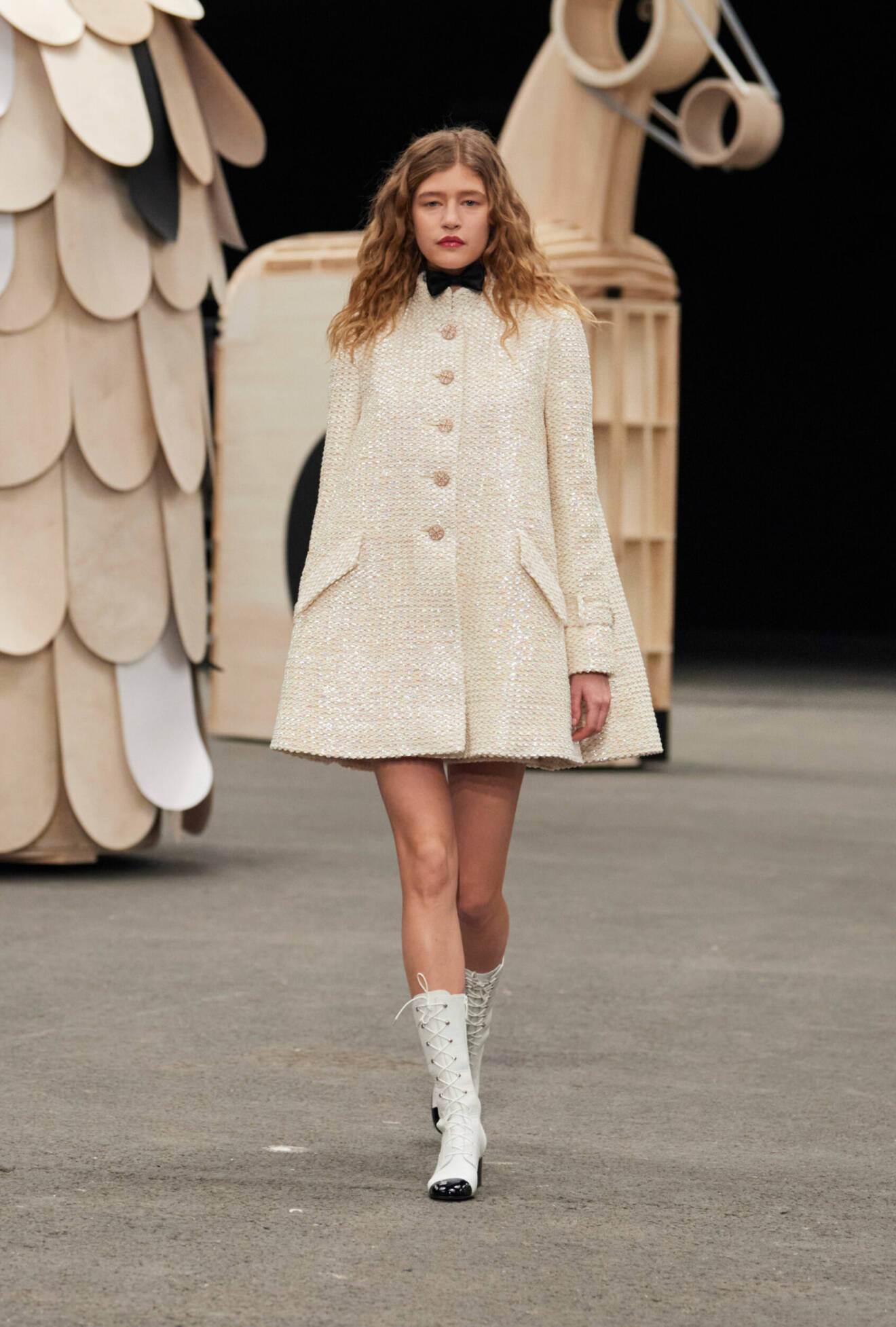 Kort klänning och stövlar med snörning hos Chanel SS23 haute couture.