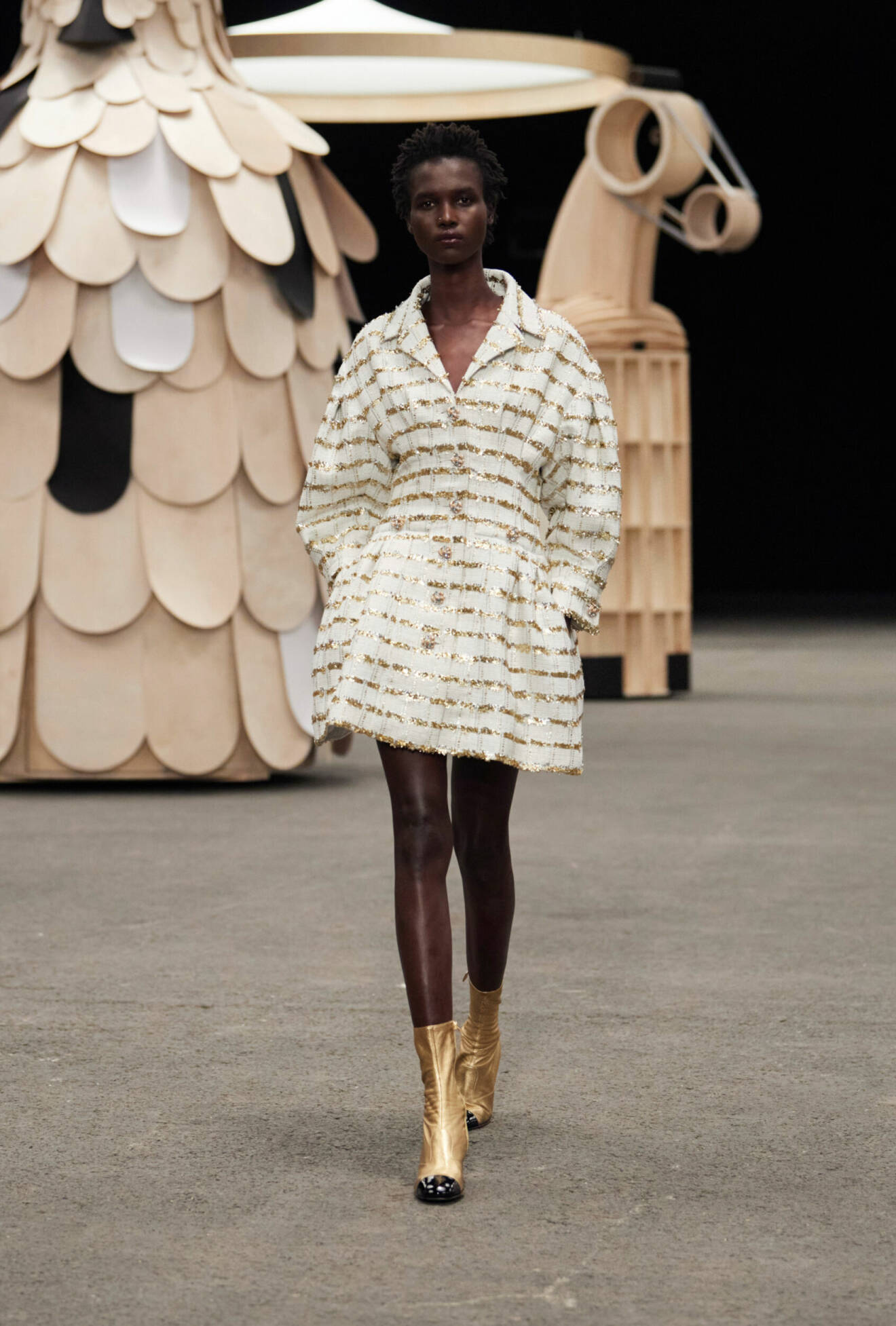 Kort klänning med guld Chanel SS23 haute couture.