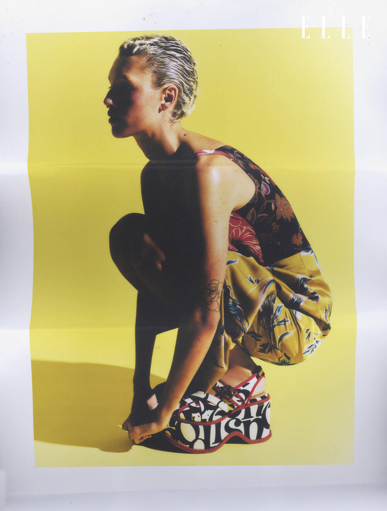 Modellen har på sig en mönstrad klänning med blommigt mönster från Vivienne Westwood