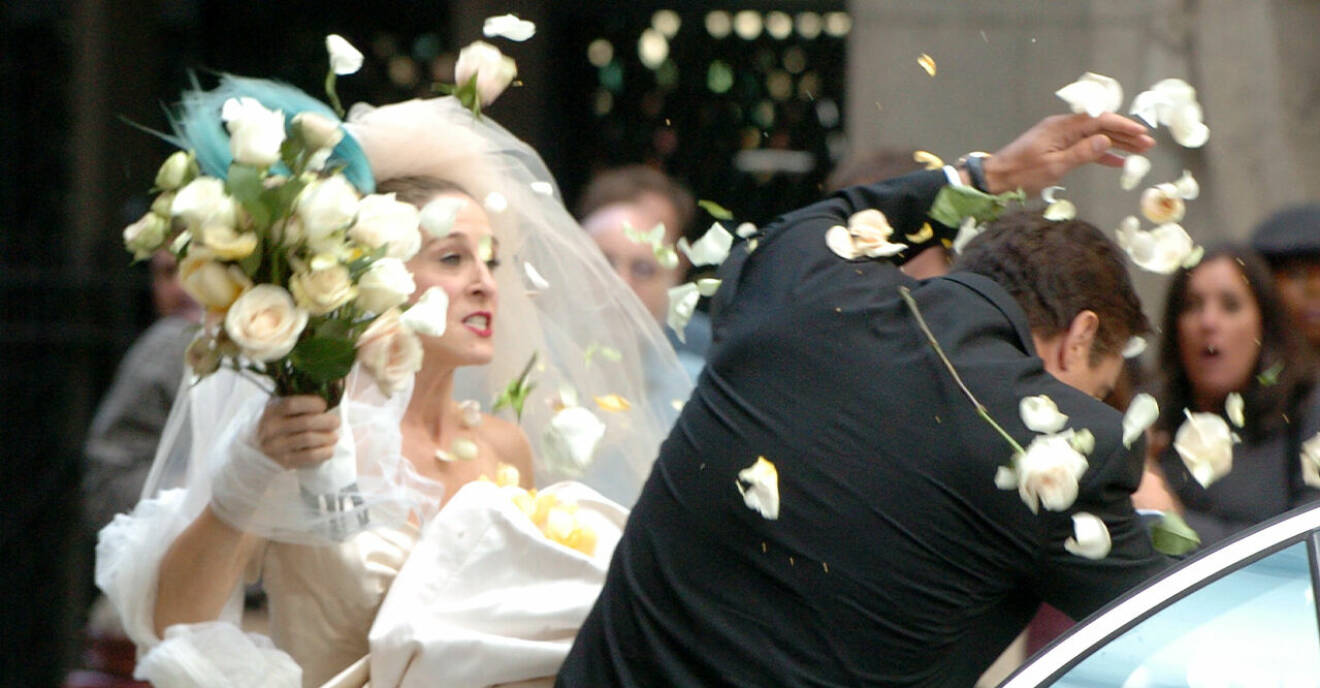 Carrie Bradshaw slår Mr Big med blommor på bröllopet