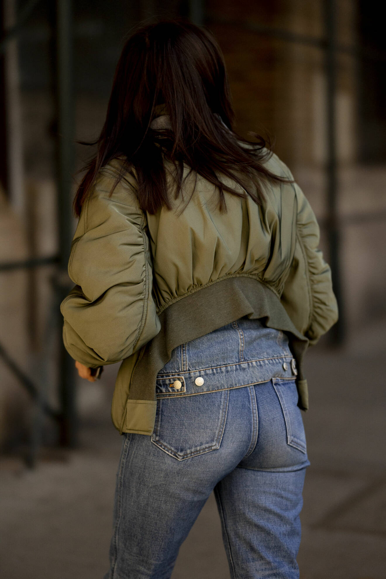 Streetstyle-look från NYFW med jeans och cargojacka.