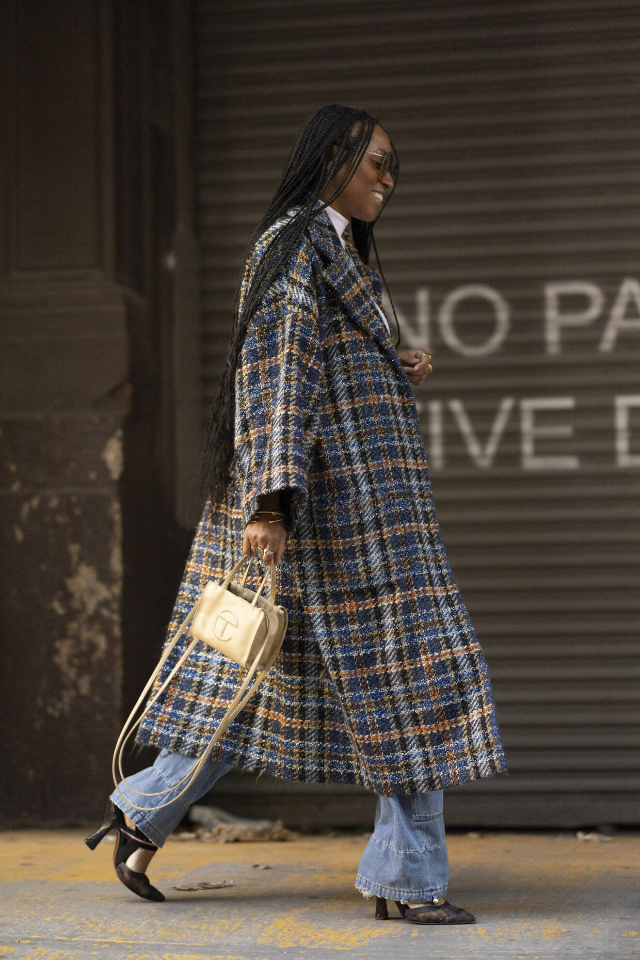 Streetstyle-look från NYFW med jeans och tweedliknande kappa.