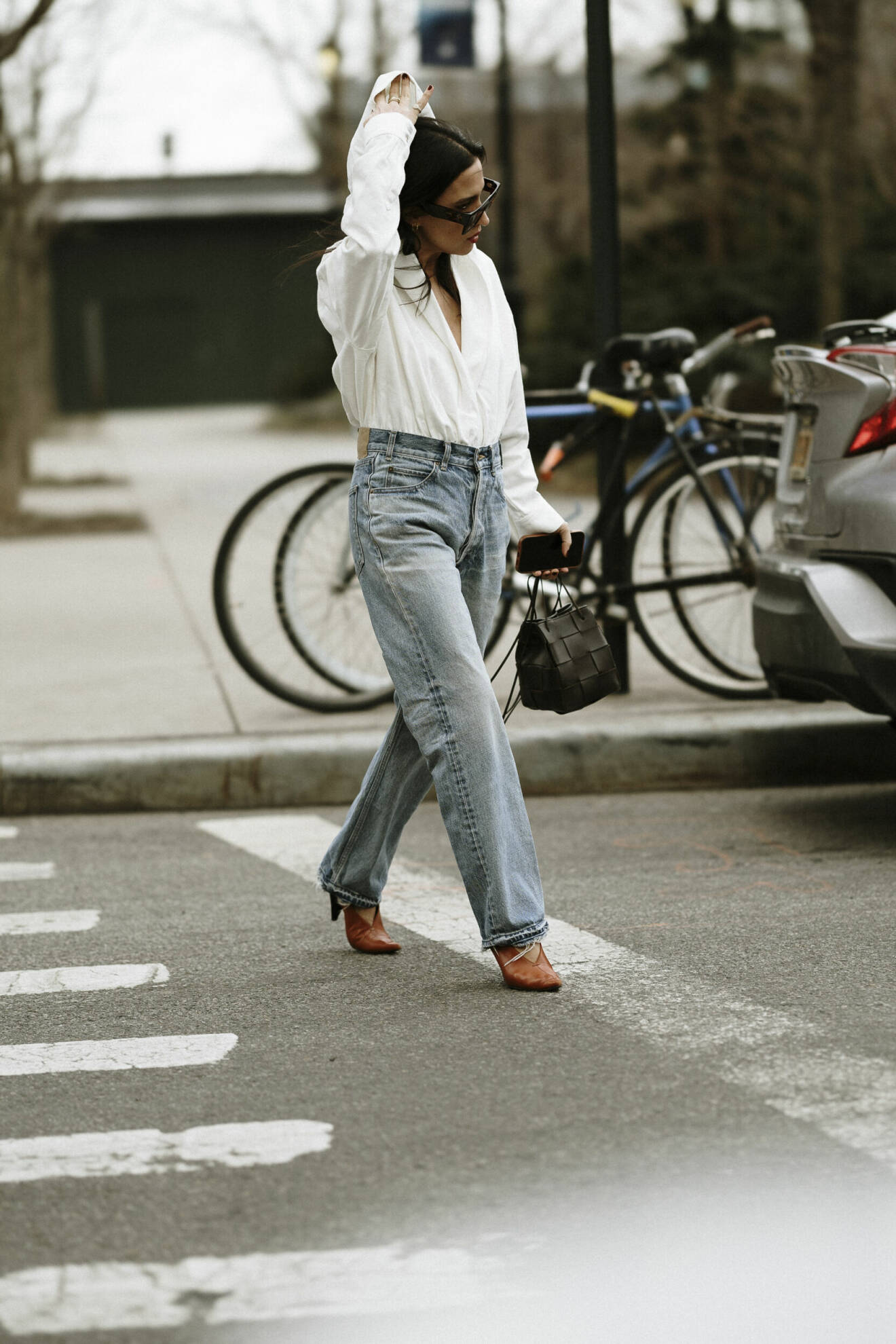 Streetstyle-look från NYFW med jeans och klassisk vit skjorta.