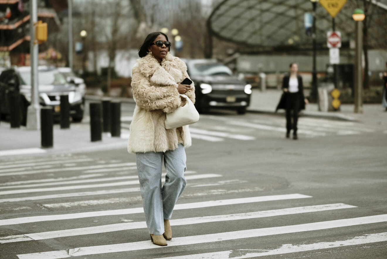 Streetstyle-look från NYFW med jacka och jeans.