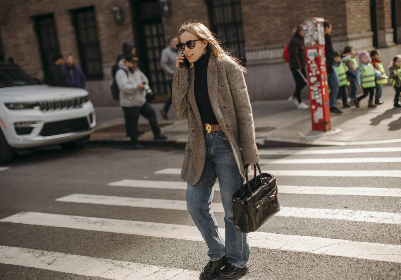 Streetstyle-look från NYFW med jeans och rutig kavaj.