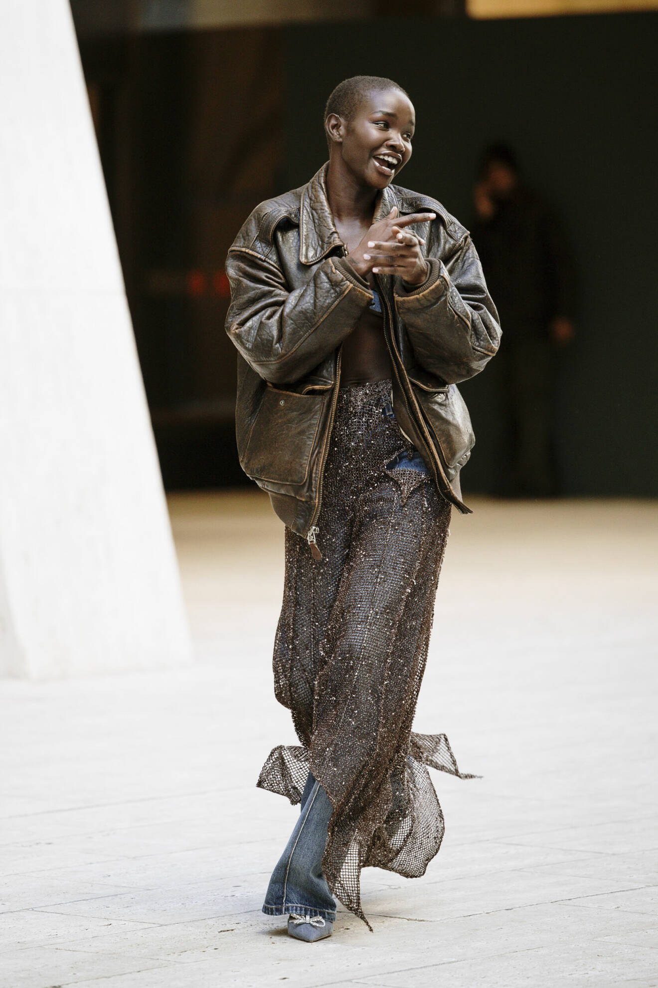 Streetstyle-look från NYFW med jeans och kjol.