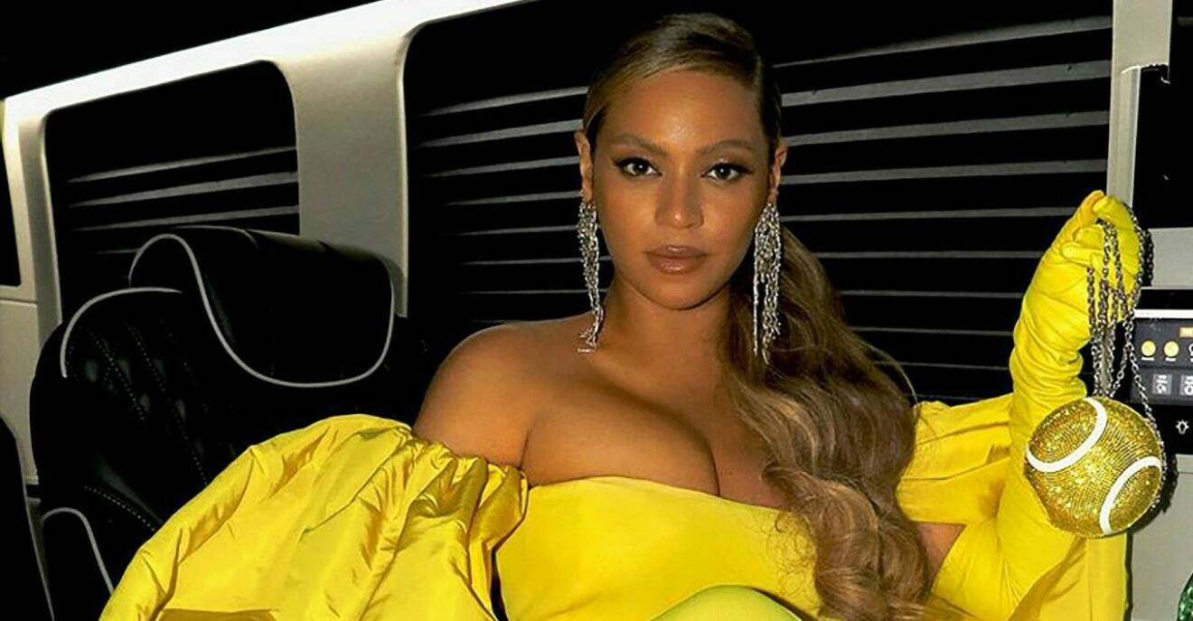 Beyoncé i gul klänning