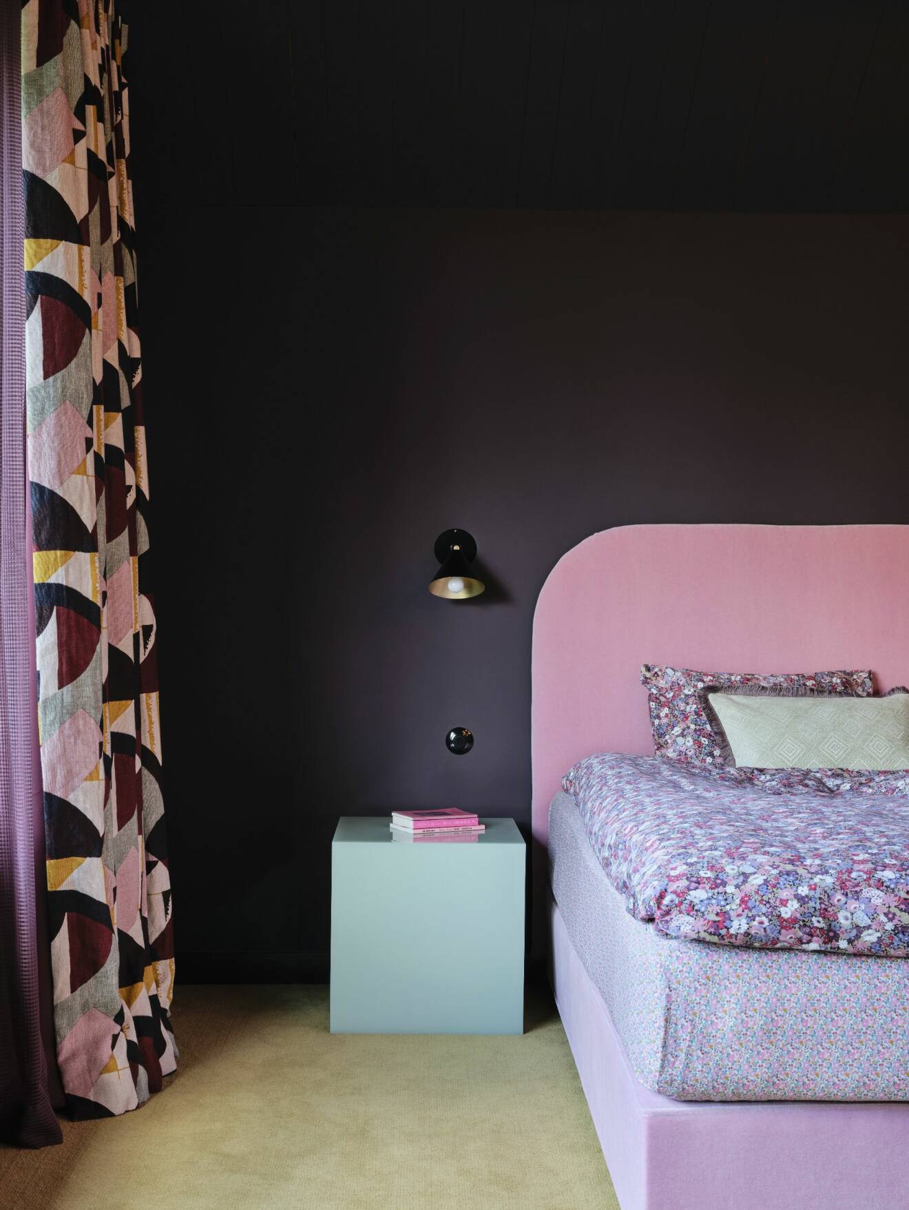 färgglatt sovrum hemma hos skådespelaren carice van houten