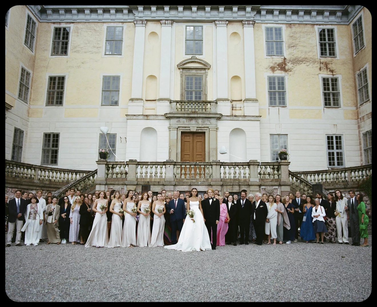 Hela sällskapet samlat utanför slottet där Isa och Viktor Agaton Liliestrand firade sitt bröllop.