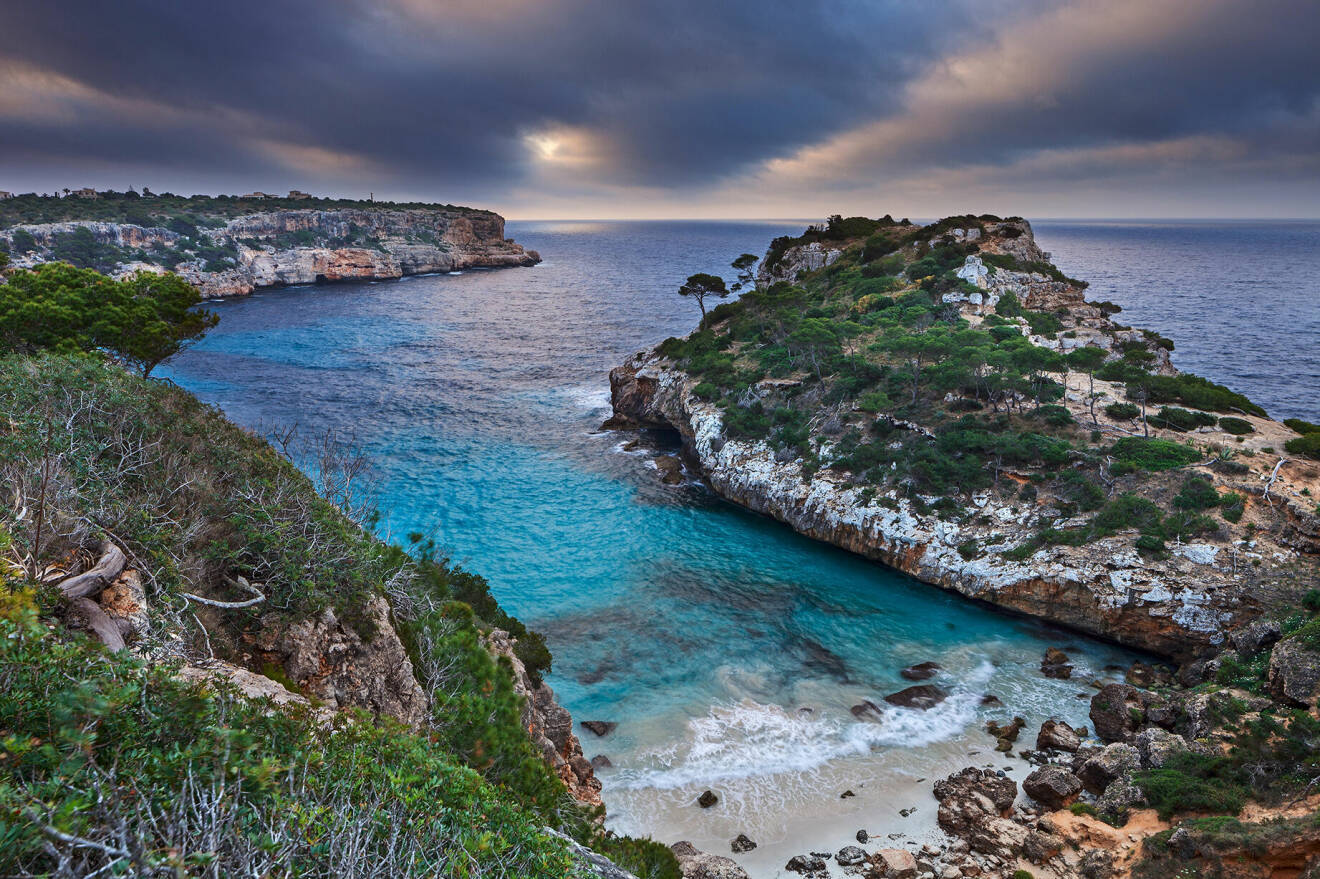 En av Mallorcas vackra naturstränder, Caló des Moro.