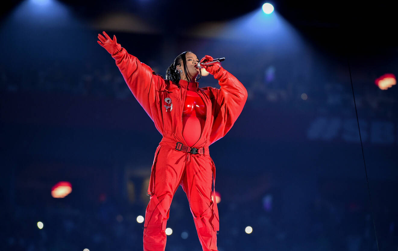 Rihanna visar upp gravidmagen på Super Bowl