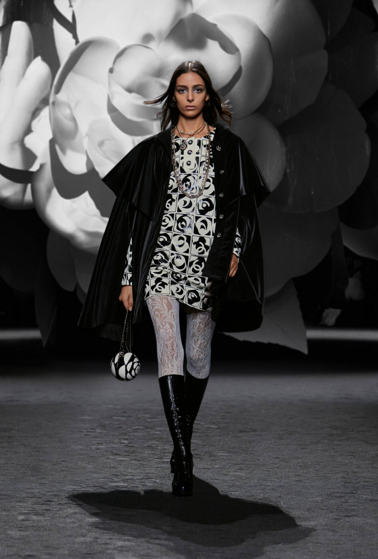 Chanel AW23 – look med mönstermix.