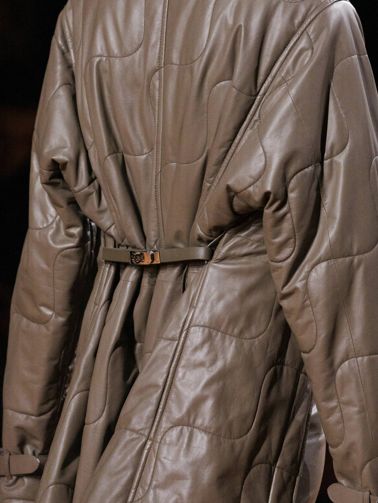 Hermès AW23 bälte på quiltad kappa.