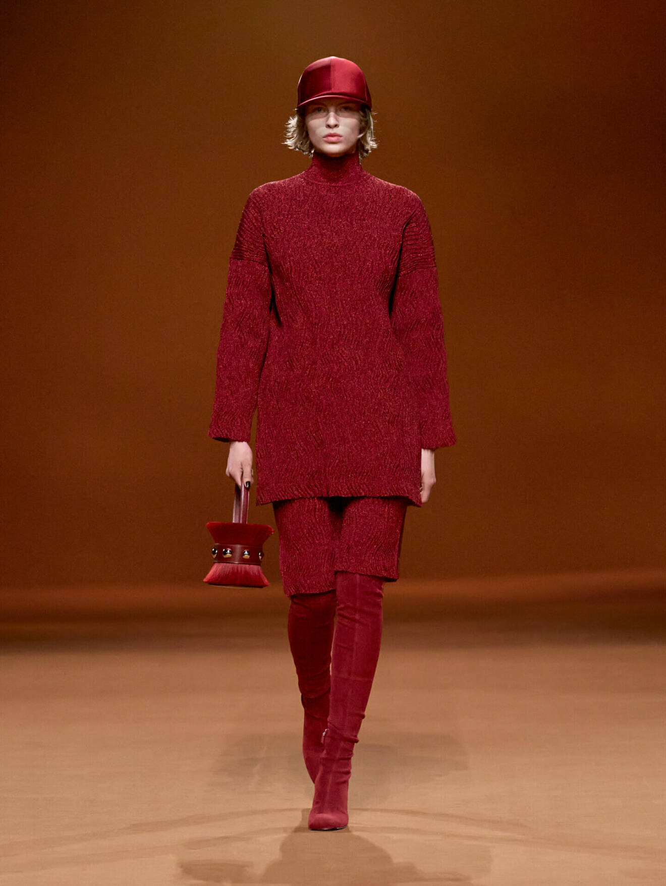 Hermès AW23 röd look med plissering.